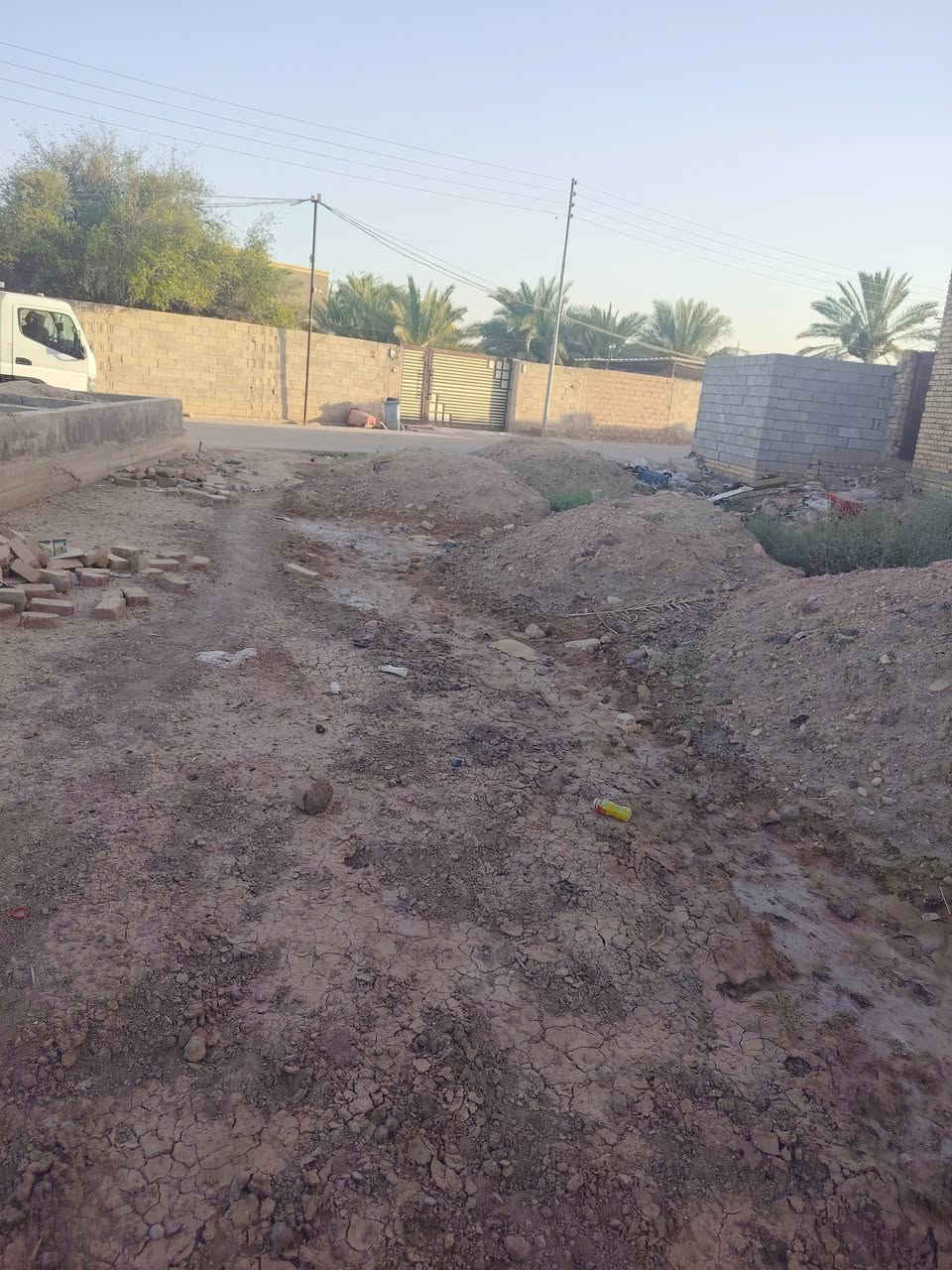 قطعة زراعي للبيع 220م .. الموقع حي الجوادين سوق الشيوخ شارع فاضل تيتو ...متوفرة جميع الخدمات للقطعة ماء كهرباء مجاري +تبليط ..  لاستفسار *********** اتصال +واتساب نستقبل جميع العروض في مكتبنا الكائن في حي الجوادين قرب مدرسة شريف الرضي
