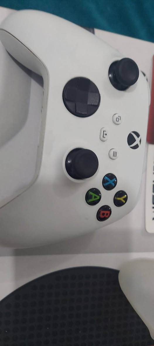 جويستك اكس بوكس سيريس اس الاصلي مال الجهاز نظافته ١٠٠ % ووياه حافظة جلاتين مع الكارتونة الخاصة بالجهاز ب ٤٥٠٠٠ الف فقط نهايته
المكان الشعب 
للاتصال 
***********
