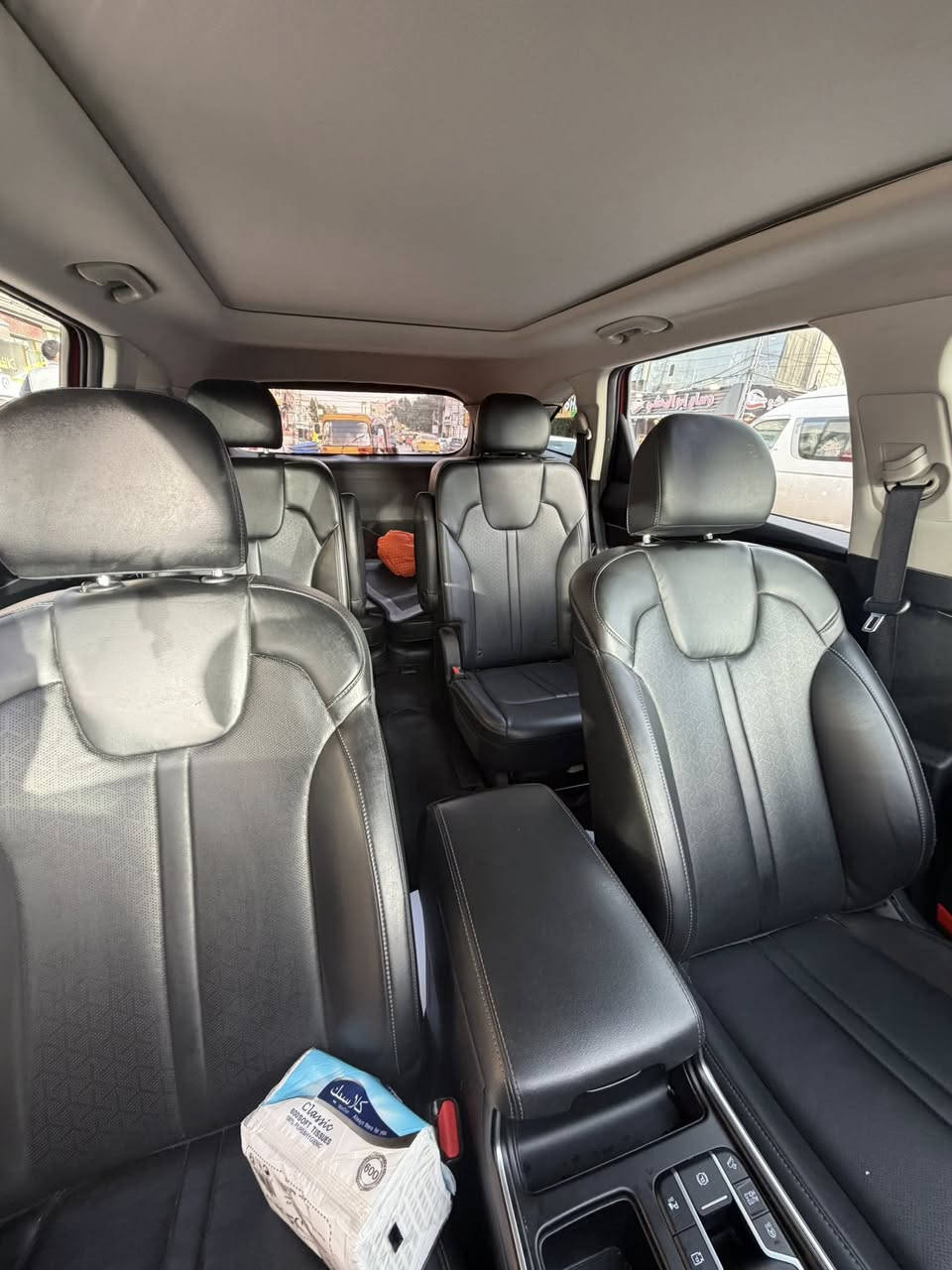 السلام عليكم سورنتو لبيع موديل 2023 أمريكيه  بيه ثلاث قطع الي وره في جه السائق وباب الجنطه موجوده الصوره مال حادث مايشه 20000 محرك 2.5توربو السياره جديده السعر 245وبيه مجال لطيبين العنوان بغداد الجديد شارع المسبح الرقم ***********
