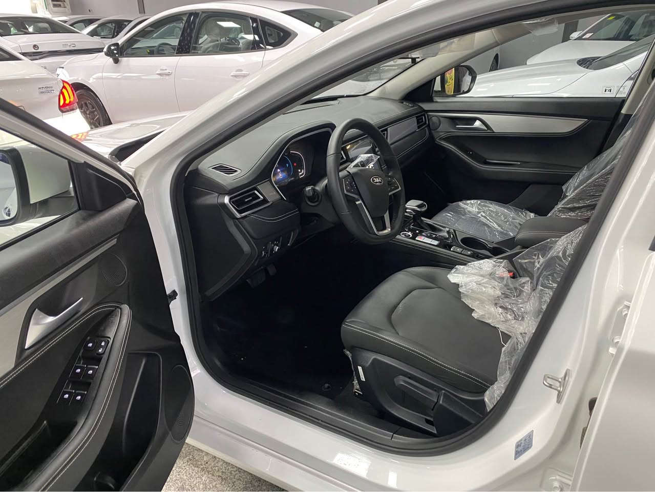 جاك Jac J7 2025 ٦ ساڵ زەمان.  
مواصفات.بصمة شاشةوكاميرا ویل کەپ.
سلاید.كوشين جلد.مەکینە ١٥ تۆڕبۆ.
تحديدسورعه.لیدڤۆلیۆم 
سعر 101 ورقة   مۆبایل ***********
مکان أربيل معرض تۆپ کارس أربيل, العراق
