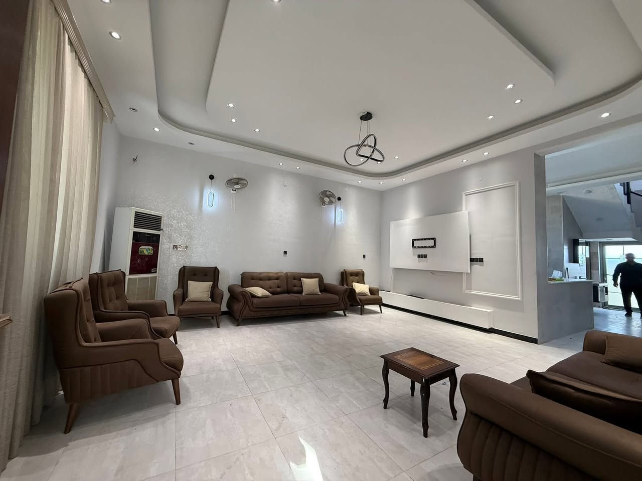 #دار_للـبـيـع بناء حديث 🏡  – مساحة كبيرة وموقع مميّز / الموقع: الديوانية خلف عمارات الزيتون
المساحة الكلية: 1450 متر
الواجهة: 24 متر
الطابو: زراعي – سند 25 مداور مباشر

تفاصيل الدار:
 • مساحة البناء: 180 متر
 • واجهة الدار: 11 متر
 • نوع البناء: كونكريت مسلح + طابوق
 • التقسيم الداخلي:
 • غرفة نوم
 • صالة
 • استقبال
 • مطبخ
 • صحيات داخلية وخارجية
————————————-
#متابعة_الصفحة
#نستقبل_جميع_عروضكم
———————————————————
🔺#للاستفسار الاتصال ع الارقام
 حسن *********** 📲  
واتساب http://wa.me/+964*********** 📲  
ارشد ***********📲 
—————————————————————
او زيارة مكتبنا من الساعة 3 الظهر إلى 8 مساء
🔺مكتب دره المشرق للاستثمار والتطوير العقاري 
🔺العنوان:-حي الجزائر الشارع العام قرب مأكولات تشرين
