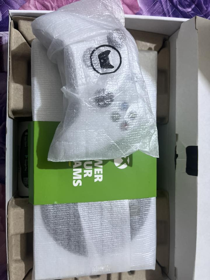 اكس بوكس سيريس اس بعده جديده بل كارتون مشتغل بس سبوع نضافه 100/100 كامل ملحاقاته ما بي نقص سعر 400 وبي مجال. الرقم(***********)
