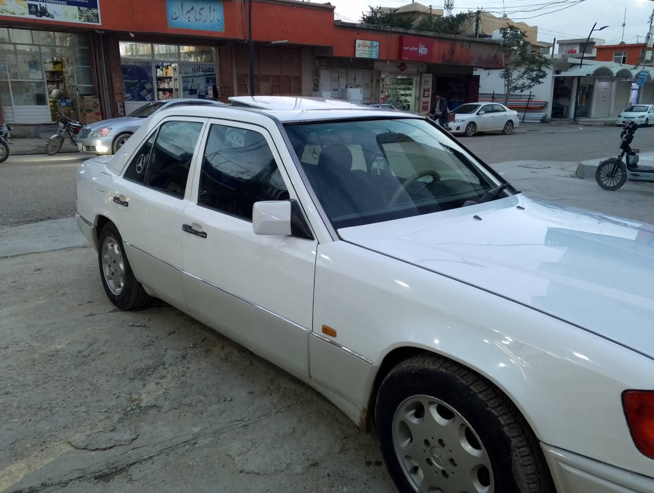 بسم الله تبارك الرحمان 
اخوي اقره التفصيل وخادم 
مارسدس دب  موديل 90 بلاد اصل وفصل 
رقم اربيل دولي سنويه جديد لحد 2031هزه وفحص جديد بشرط تحويل وكاله حاضر بسمنه
سياره بدون خياس بيه 3قطع صبغ ولباقي مكفوله تخم تايرات وياله حاويه تبريد يشتغل تدفه شغال جام كهرباء كله شغال فتحه صقف طكتين شغال ايبس شغال قفل مركزي دشبول كل شغال مكينه 3000فيفتي  بشرط سياره  خير من الله سوناره موجود ساكن كفري سعر 68وحك جيتك عليه خادم ***********قوعد بلاد
