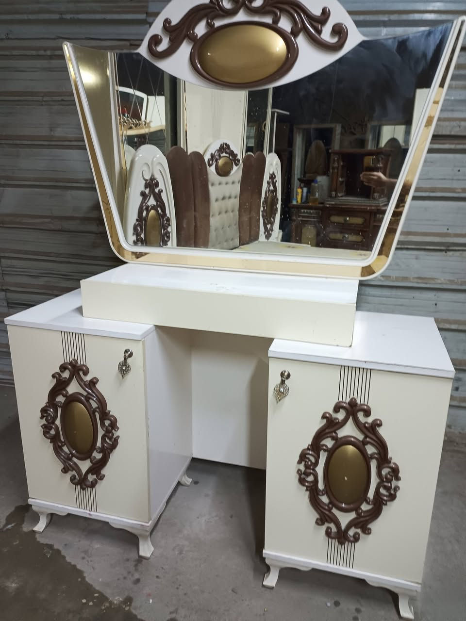 عندي غرفة نوم للبيع مكاني بغداد أبو دشير ***********
