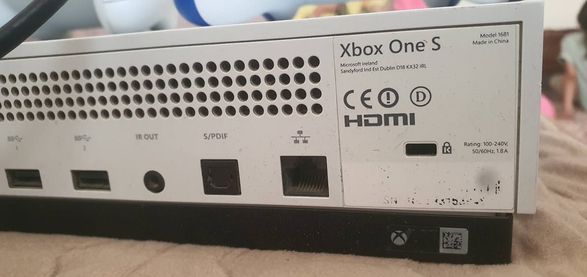 إكس بوكس ون إس (Xbox One S) للبيع
الموديل: Xbox One S (Model 1681) باللون الأبيض.

​الملحقات: يأتي مع يدين تحكم ممتازة (واحدة باللون الأزرق والأخرى باللون الأبيض) مع كافة الكابلات الخاصة به.

​المواصفات: يدعم دقة 4K وتقنية HDR، الجهاز نظيف جداً وشغال 100% بدون أي مشاكل.
السعر 300 الف


**إذا كنت صاحب هذا الإعلان وتريد حذفه لأي سبب، رجاءا أرسل رسالة إلى الدعم الفني**