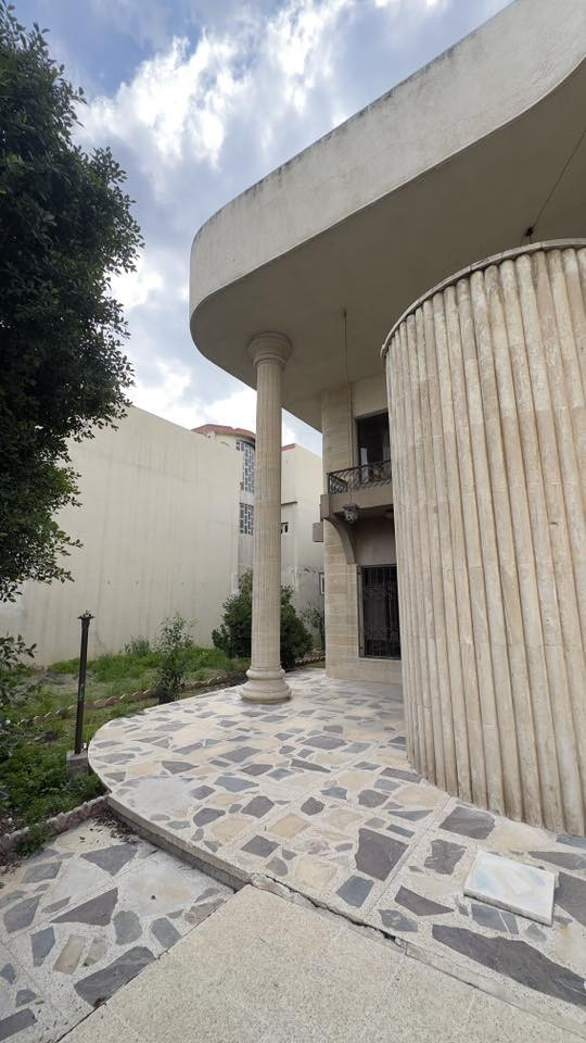 دار مميز للايجار في حي النور قرب سايدين مسجد عائشة 
مساحة الدار 600 متر 
يحتوي على كراج كبير وحديقة وعلى طابقين بمجموع ٨ غرف مع سويت وصالات مفتوحة واستقبال ومطبخ وصحيات

للاستفسار اكثر الاتصال بمكتب صفوان السنجاري 
او الاتصال على الارقام التالية 
***********
***********
