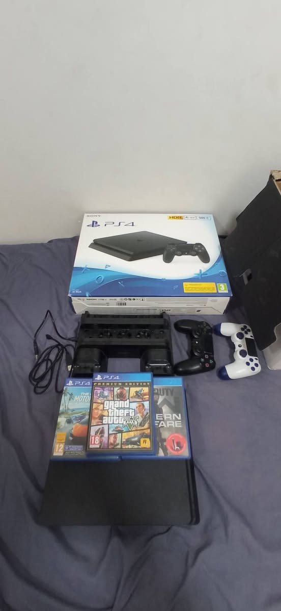 سلام عليكم من رخصة الادمن 
بلي 4 سلم اون لاين نظيف جدا مستخدم قليل حتى 
الكارتونة بحالة جيدة جدا 
مع دركسيون pxn v9 Gen 2 
هم مستخدم قليل نظيف نقاصه فقط تثابيت 
ويا اقراص 3 
ذكروا موتور فيست 
GTA 5 PREMIUM 
كول اوف ديوتي مودرن وورف 
كلهن بحالة ممتازة 
ويا قاعدة تبريد 
مع يدات 2 
سعرهن 415 الف وبيها مجال 
الرقم *********** واتساب
