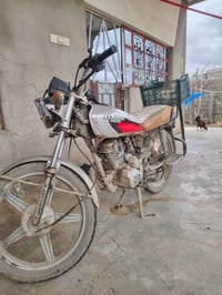 موطور للبيع  خمسه گير  السعر 250 وبي مجال  رقم الهاتف: 07823161350 الخ...