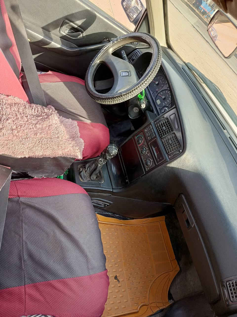 سلام عليكم  للبيع بيجو 405 موديل 2012 سياره جديدة 
وخير من مكينته 2000 فرنسي مرقوب  كهربائيات كولهه شغال دواخلهه جدد  رقم واسط انكليزي الاستفسار  ***********
