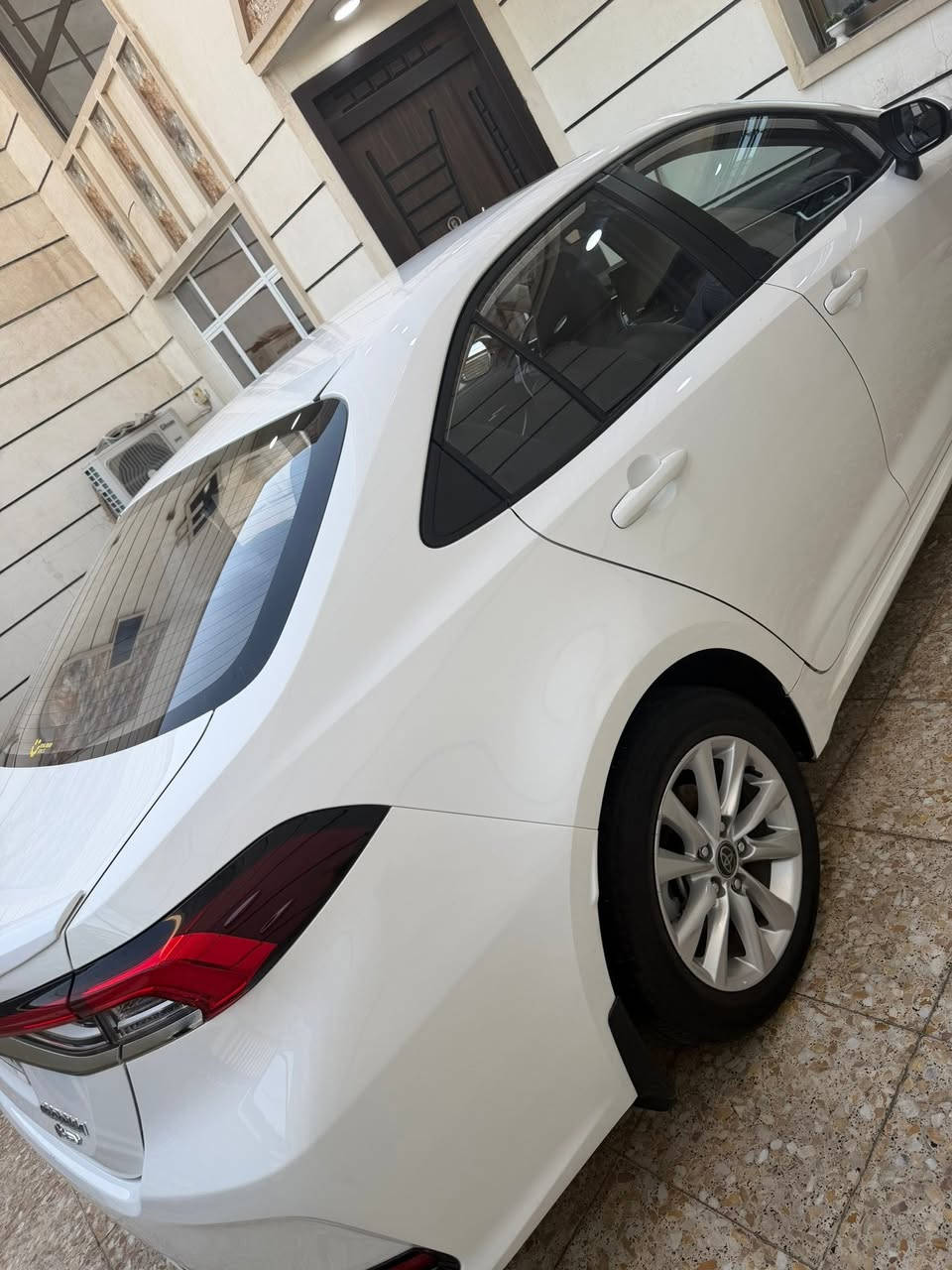 سلام عليكم 
كورلا هايبرد 2024  للبيع 
ماشيه 19 
سياره فول مواصفات 
بصمه 
فتحه 
داخل جلد
تبريد قطعتين تبريد شاشه 
بدون نقص سياره جاهزه ع وضع شركه 
رقم بغداد باسمي هزه جديده تحويل مباشر
غراضها كامله بجيس شركه بعدها 
السياره بيها بابين مبدلات بلادي وعندي صوره للطخه
وبيها بارد مكانين 
السعر 140
مكاني بغداد حي الجهاد 
***********
