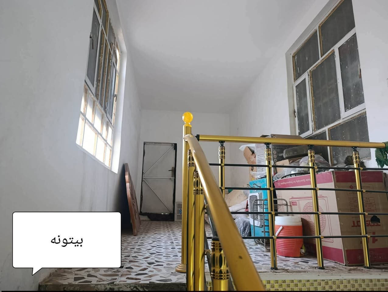 بيت مع قطعه للبيع
البيت مساحته ٣٠٠ + قطعه ١٣٠ متر 
يتكون البيت :
 ٢ غرف نوم (٥×٤)
استقبال (١٠ متر)
صالة (٦ متر)
مطبخ داخلي بارد و مطبخ خارجي حار 
حمام داخلي (حمام فقط)
  صحيات متكامله خارجيه (حمام + تواليت)
بيتونه (٦ متر)
البناء طابوق ، السقف صب كونكريت فرشي 
حديقة اماميه و خلفيه مع ممر خارجي 
القطعه خلف البيت مفتوحه على البيت و هي حاليا حديقه خلفيه تكون نهاية شارع الموقع 
حي  شارع أستاذ خالد 
قرب الحسينية الزهراء أي استفسار إتصال على الرقم التالي واتساب 
***********
