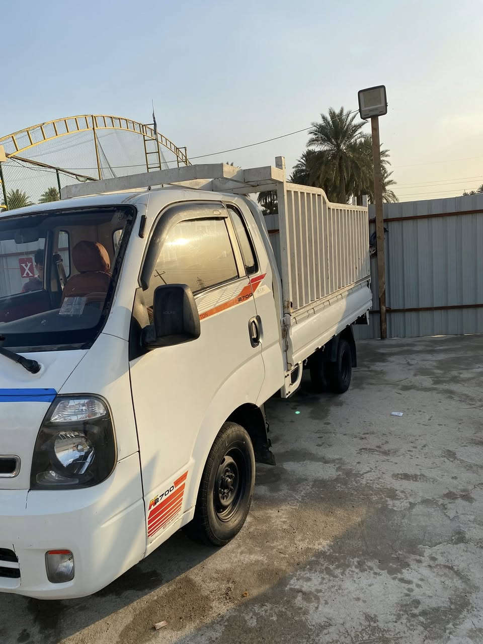 السلام عليكم 
كية 2700 موديل 2013 
السياره كفاله عامه ماعده شويه صبغ باب الصدر 
كير مكينه حداديه مال زيرو والله ما بيها اي نقص جاهزه وخير من الله نقصها بس كمبريسر تبريد 
شاشه اندرويد دوشمه جديده السياره كبل للشارع مذب عليها الف 
رقم واسط مشروع وطني بسمي حصراً مداور ثاني يوم 
مصفره غرامات وضريبه السنويه لل 2031 
المحجر ويه السياره السعر 96 ورقه وبيها مجال بسيط 
مكاني بابل المركز 

‏‭0787 799 9079‬
***********
