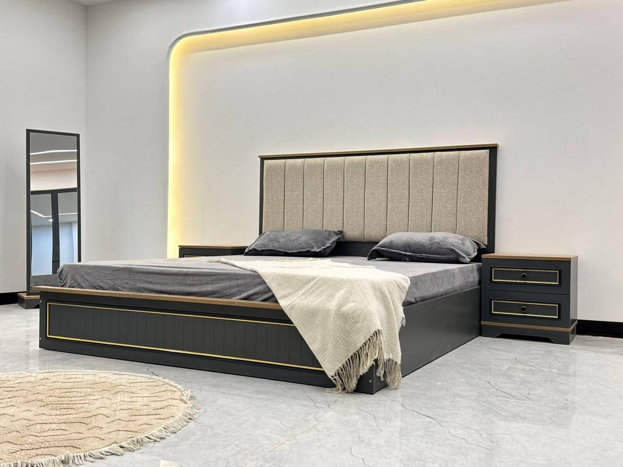 غرف نوم تركي 9 قطع كنتور 8ابواب طول الكنتور 3 متر و 20 سم 
ظهر بلوك 8ملم 
برغي وجوي حديد 
الجربايه وي الكومديات 3 متر 
السعر مليون و ٥٠٠ الف فقط 🔥🔥🔥 
 للحجز والاستفسار راسلونا وات ساب 
  ***********
 البصره 
نقل وشد داخل مركز البصره مجاني توجد خدمه توصيل للاقضيه والنواحي والمحافظات الجنوبيه بأسعار مناسبة ملاحظه ما تدفع اي مبلغ قبل لا تنشد وتكمل ابيتك عليكم بس تنزيل الكراتين من السياره لداخل البيت
