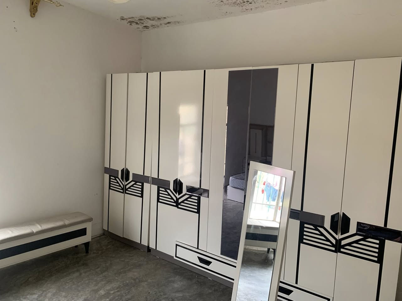 السلام عليكم غرفه نوم للبيع اخذته جديده مليونين ونص 
مستخدمه شهر واحد مكاني تكريت قريه المحزم 
***********
***********
