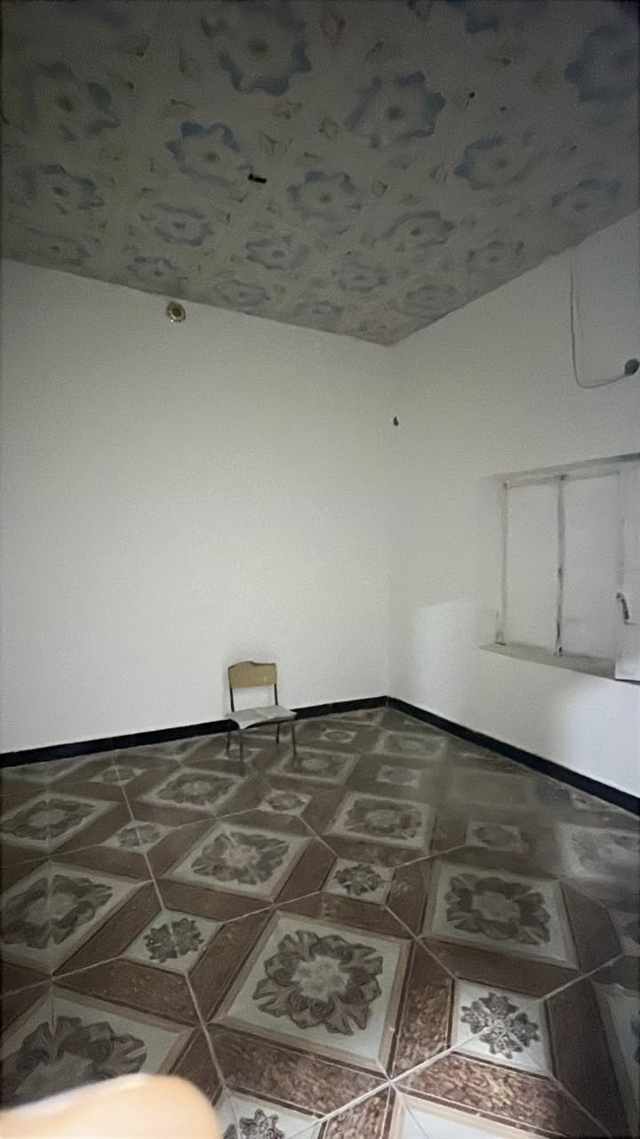 بيت للإيجار في الجمهورية الاولى مساحة 110 متر يتكون من غرفتين نوم وصالة واستقبال ومطبخ وصحيات داخلية وخارجية وطارمة صغيرة ومخزن سعر الايجار 600 الف للتواصل ***********
