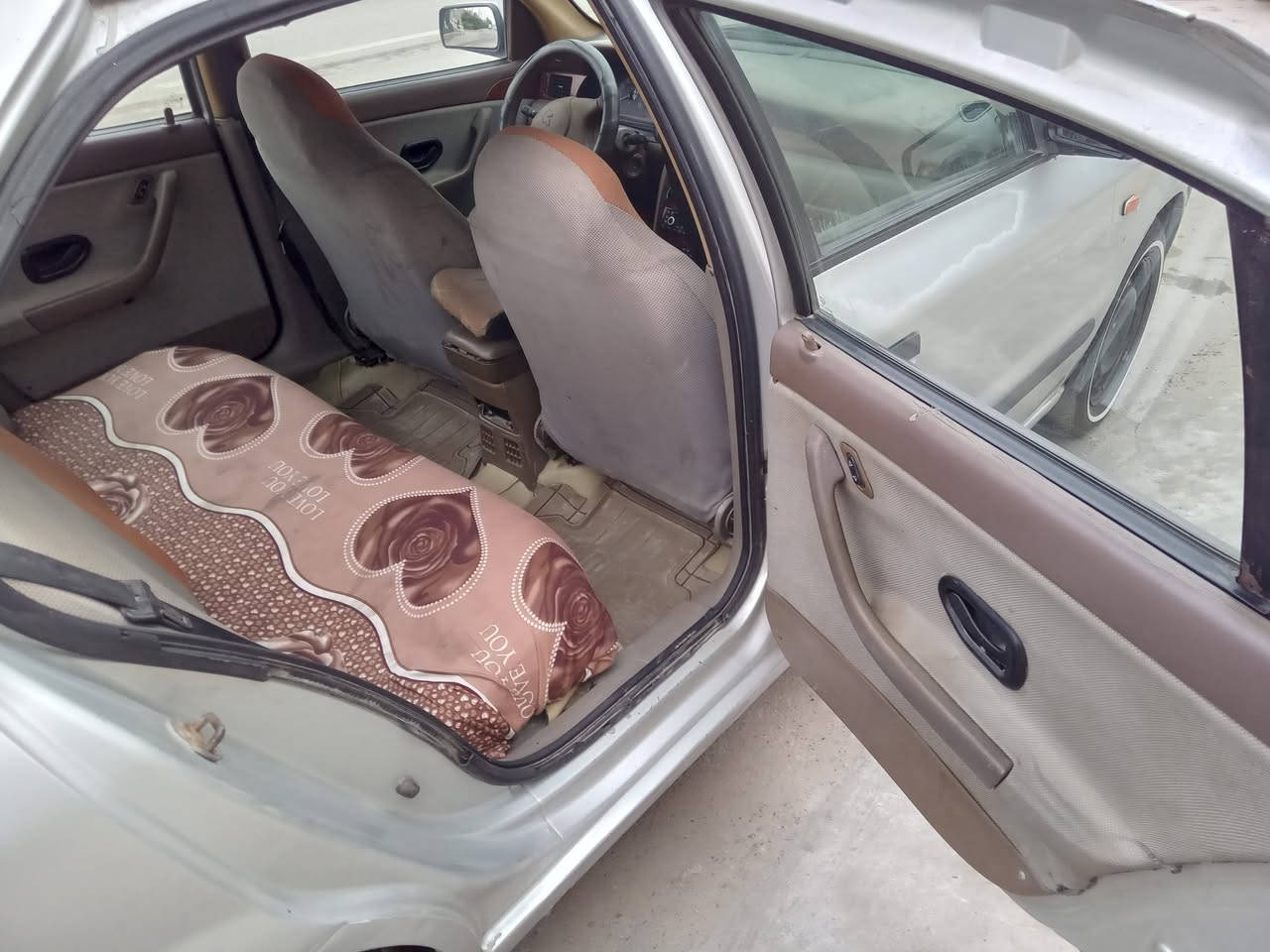 سلام عليكم..
سمند ١٢ نظيفه وجاهزه رقم واسط (29) جديد العنوان بغداد السعر 35$ 
***********
