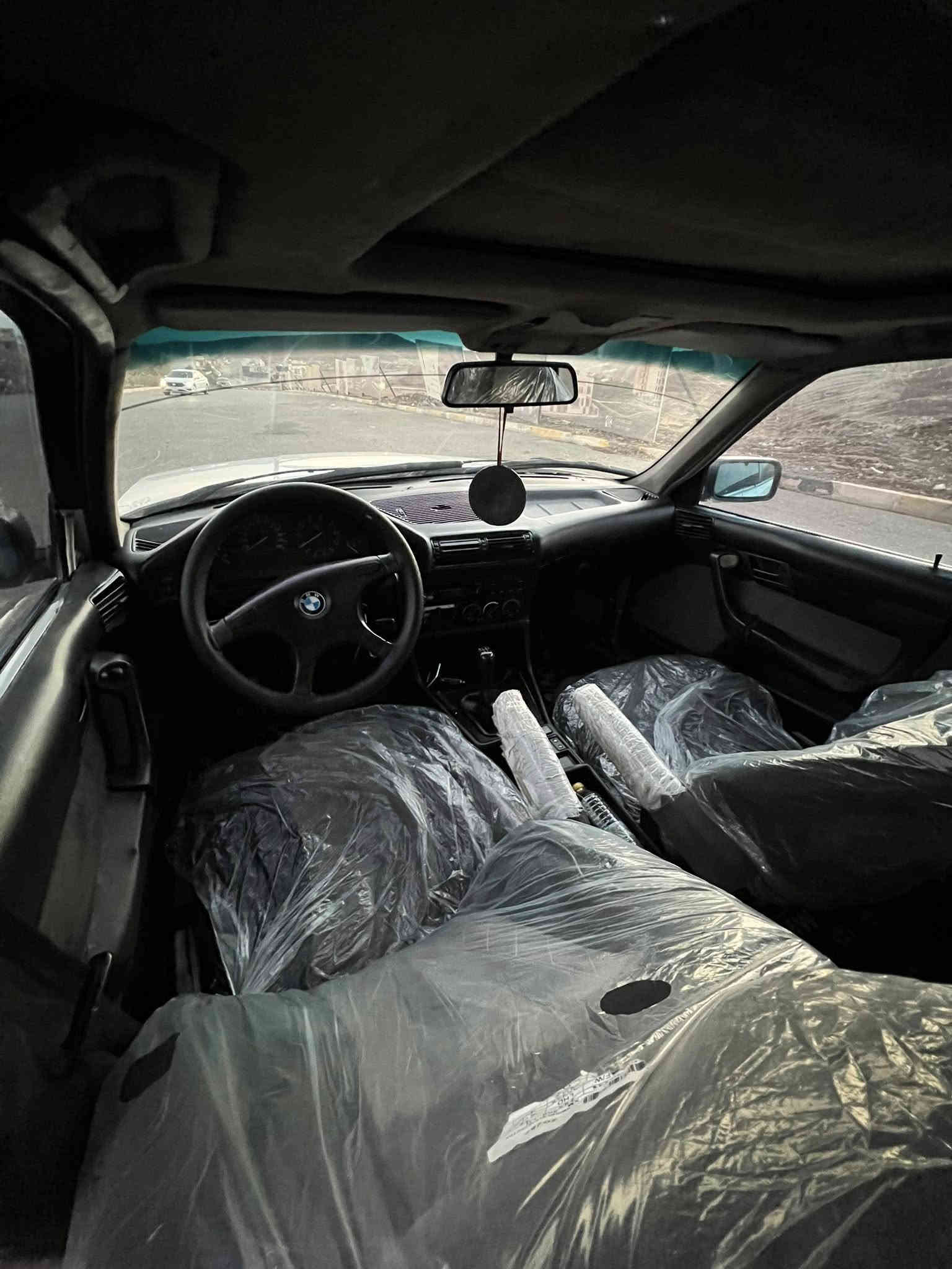 ماشەڵا لە ماڵی هەموولایەک
BMW1991
520 گێڕ عادی 
سلایت 
چوار جام کارەبای
٦ کەلە
نموونە لە جوانی 
دەعامی پێشوو دوای M 
چوار تایەو ویلی لۆک
٩١قەپاتی گێر عادیە
کارەبایەتی گشت گیانی بەشەرت 
مەکینەی حەفتەیەکە بۆی بەستراوە دوکەلو دەنگو بوخاری نیە بە شەرت 
جەمپەکی کەمی پشتی هەیە 
موسو بڕاوەو وەڕگەڕاو بە شەرت 
ڕێک لەقوەتی خۆی بێزارە 
چرکەی تیا نیە 
رەقەم هەولێرە ئەوەلیاتی بەشەرت 
سەیارەکە بەناو ناکرێ بەس ئەوەلیاتە 
بە سعرێک دەیفرۆشم خوار بازار ٣٢$ مەجالێکی کەم 
شوێنم کۆیە 
***********
***********
