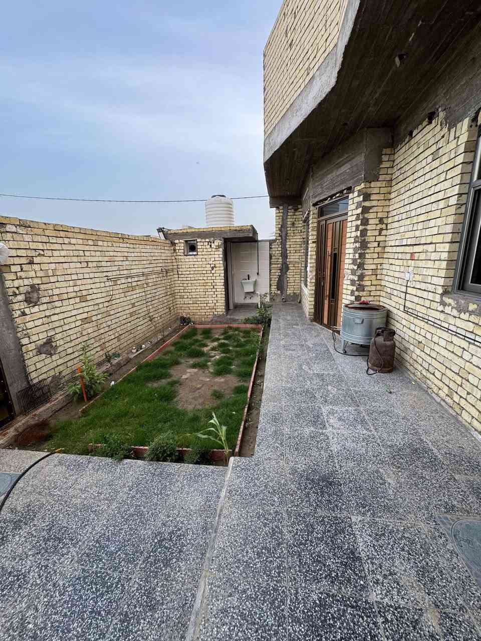 السلام عليكم ورحمة الله وبركاته مرخصة الدمن
بيت ٢٠٠ متر  يحتوي على طابق واحد و يحتوي على استقبال و مطبخ حار وبارد وغرف نوم عدد ٢  وصحيات عدد ٢ توليت وحمام منعزل  بناء طابوك رفت صب مسلح صب مركزي
العنوان بغداد مقابل مجمع بسمايه السكني خلف حلويات برهومي شارع مدرسه البلاغه الابتدائيه للاستفسار الاتصال على الرقم ***********
