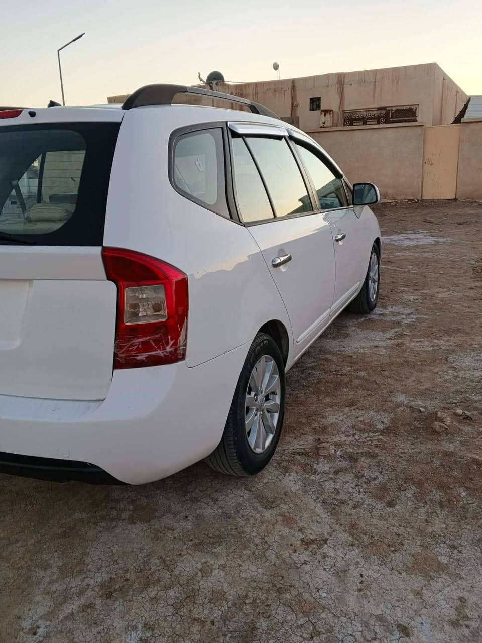 سياره جديده باكيت بعده ع وضع الشركه
رقم دولي باسمي هسه شاده
مكينه وكير وحداديه وتايرات وتبريد كله وكاله وحديد ١٠٠%
ودواخله باكيت
هسه شادله شاشه وكامره ب٢٦٠ جاكور
بيه صبغ باب وربع من الجاملغ الخلفيات وبارد خفيف بالباب الاامامي جهت الصدر وسوناره عندي
٧ راكب ترايه وين ماتريد
مكان السياره ميسان العماره عواشه 
رايده ب١١٥ ورقه 
موديل ٢٠١٠
*********** عمارة, ميسان

