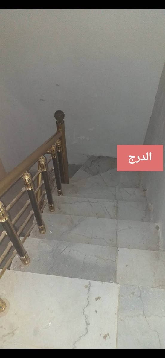 بيت للبيع في حي الرافدين الاولى 
قريب على ملعب اريدو 
مساحه البيت ١٢٠واقع حال بل طابو ١٠٠
السعر ١٥٥
الاتصال *********** سوق الشيوخ, ذي قار
