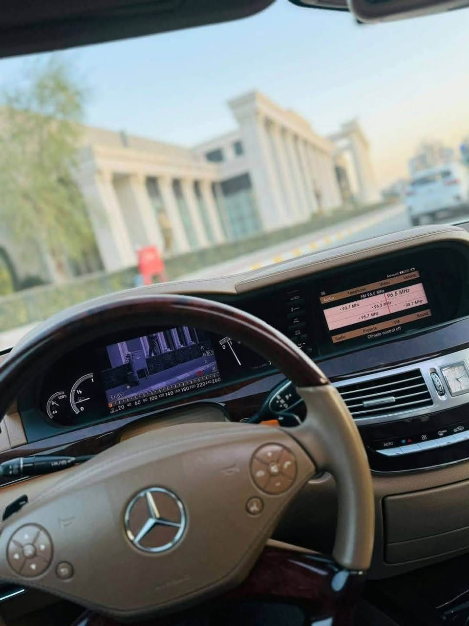 مارسیدس بینز خليجي شركة باجكر 2013 مواصفات S350
محرك ٦ سلندر بنزين ضمان دولی 
وکالە و صفر شرکە BCM وارد خليجي سیارة 
ماشية 170 الف کم حقيقي بصمتین موجودة ....
الاخوان سيارة بيها بس قطعتين صبغ باب و جامرلغ خلفی بدون دواخل كلش حلوة و مايبين بيها ابد بشرط و حیل نظيفة و جديدة سیارة احلى من الصور 
 محرك و الگیر بشرط مابیها ای خلل ولا نقص بشرط تكون جاهزە ١٠٠/١٠٠ 

 مواصفات ١/١ 
 ( ناظور ،، ثلاجة،، كشنات ورائي كهربائي و تدفئه و تبريد VIP ,, بانوراما ،، سندوق وابواب شفط  ،، باب لارج ،، و بیبان سحب ،، بصمة ،، کشنات تدفئة و تبرید و جلد ،، جام فوتو ،، کشنات خزن و کهربائی ،، ماوس و تلفون و بعد كثير مواصفات ..... )
 4 تایرات و ويل جدیدە بلادية 
 سنويه جديده و بااسمي ...
صدر ناعم وجديد بشرط جاهزه و بدون خلل 
 بدون خلل کهربائی بشرط 
 تحویل بشرط نفس اليوم ...

للتواصل ***********
