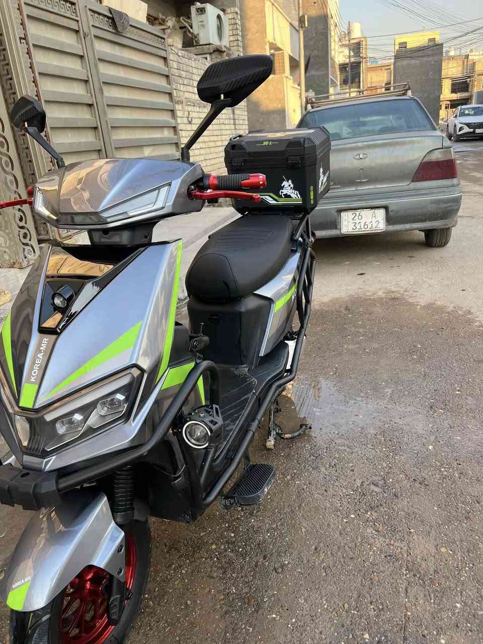 سلام عليكم من رخصه الادمن
دراجه شحن نوع سكنس كوريه MR

المواصفات الأساسية:

المحرك: يتراوح بين 2000W إلى 3500W (في بعض الموديلات).

البطاريات: عادة 6 بطاريات 12V/30AH (في موديل 2024) أو بطاريات قوية أخرى.

السرعة: تصل فعليًا إلى 80 كم/ساعة.

المسافة المقطوعة: حوالي 50-60 كم بالشحنة الواحدة.

العجلات: جوبلس (بدون هواء داخلي) وعجلات رياضية.

نظام التشغيل: بصمة، NFC، مفتاح، تشغيل عن بعد، وبعضها يدعم البلوتوث.

السرعات: نظام 4 سرعات + نظام الرجوع للخلف (R).

الإضاءة: ليد (LED) وزينون قوي.

الأمان: جهاز إنذار ضد السرقة، درع حماية، بريكات هيدروليك (في بعض الموديلات).

ميزات إضافية: شاشة ديجيتال ذكية، منفذ USB لشحن الهاتف، صندوق خلفي كبير، ملفات قوية، وشاصي مدرع يتحمل أوزان ثقيلة. 

مكاني بغداد الدوره شراي خاص *********** واتساب
