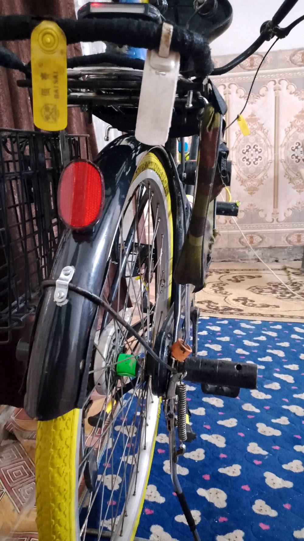 هذا باسكل بحالة جيدة مزود بإضاءة أمامية وخلفية لزيادة الأمان أثناء القيادة. الباسكل يأتي مع إطارات صفراء ومقعد مريح. مناسب للتنقل اليومي أو التجول في المدينة. متوفر مع سلة خلفية يمكن استخدامها للأغراض الشخصية.