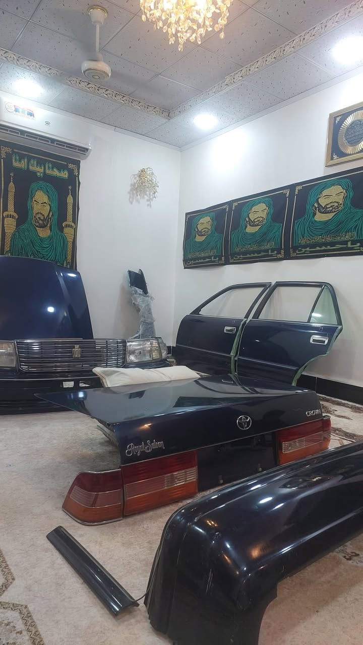 السلام عليكم…. فره كراون راس الثور مديل 2000 كامله بنبد جنطه دعاميات بيبات وبطاين بجم امامي وخلفي جاملغات امامي مري
السعر 15$ 
رقم الموبايل ***********
