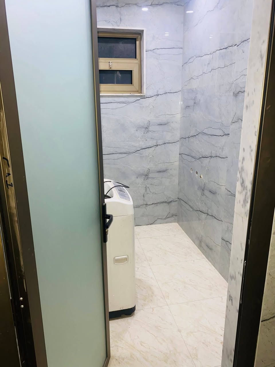1️⃣نوع العقار طابو صرف المساحه125
2️⃣ الموقع📍الكماليه حي السلام شارع المستشفى 7 فرع 
3️⃣ يتكون البيت من 3 طوابق 
4️⃣(يحتوي الطابق الاول على استقبال صاله مطبخ حمام و غرفه) 
5️⃣(يحتوي الطابق الثاني على 3 غرف و حمام) 
6️⃣(يحتوي الطابق الثالث على صاله وحمام و غرفه) 
7️⃣بناء حديث سنة 2024 البيت اي نقص مابي كله كامل فقط تجي تجيب غراضك وتكعد بي
8️⃣ السعر اتصال على الرقم(***********)
9️⃣ الاتصال على الرقم فقط لا يوحد رد على الفيسبوك 
يوجد واتساب
