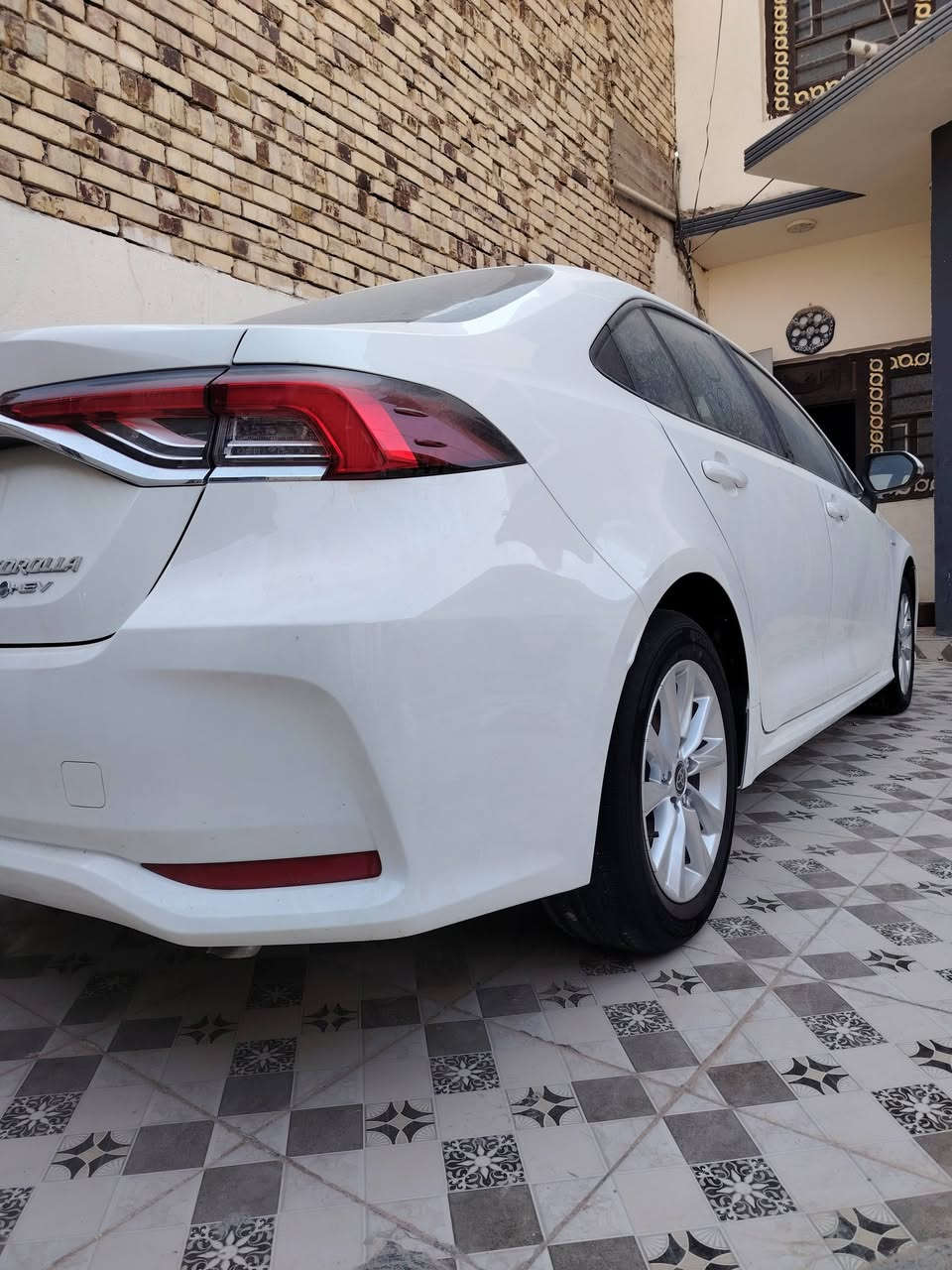 كورلا هايبرد موديل2025 رقم بغداد  ماشيه  13الف فقط مكفوله كفاله عامة كشن جلد اسود فول مواصفات سنويه محجوزه   السعر 135 $ بيها مجال بسيط مكاني الديوانية رقم ***********
