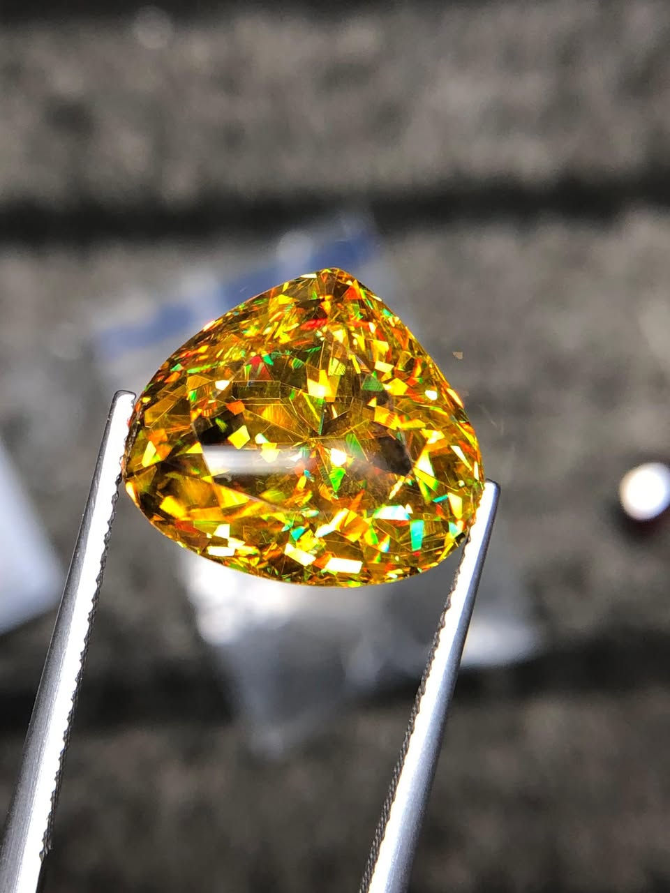 Beautiful Top Quality full fire 🔥 Natural Sphene available 
Weight: 14.15 carats 
Dimension: 15.5*14*10mm
Clarity: Eye clean 
Comment: Unheated /untreated 
..................
Worldwide shipping by FedEx, DHL and UPS 40$
Payment through PayPal, W Union, Money Gram, Ria and Direct Bank Account ...............
Location: Namak Mandi, Peshawar 
WhatsApp: +92345 1333092
DM me for more details? (SGS)
 𝑺𝒂𝒇𝒊 𝑮𝒆𝒎𝒔 𝑺𝒕𝒐𝒏𝒆 💎🌏s✈️🏠
.................
 #foryoupage #leadership #fyp #business #marketing #success #investing #😄🙂😁 #fypviral #viral @highlight


**إذا كنت صاحب هذا الإعلان وتريد حذفه لأي سبب، رجاءا أرسل رسالة إلى الدعم الفني**