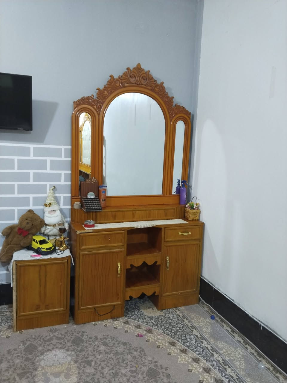 السلام عليكم غرفه البيع كامله الزوايه هم موجوده بس الباب مالها يردلها بس شد سعرها ٥٠٠ وبيها مجال مكاني بابل سكندريه 
***********
