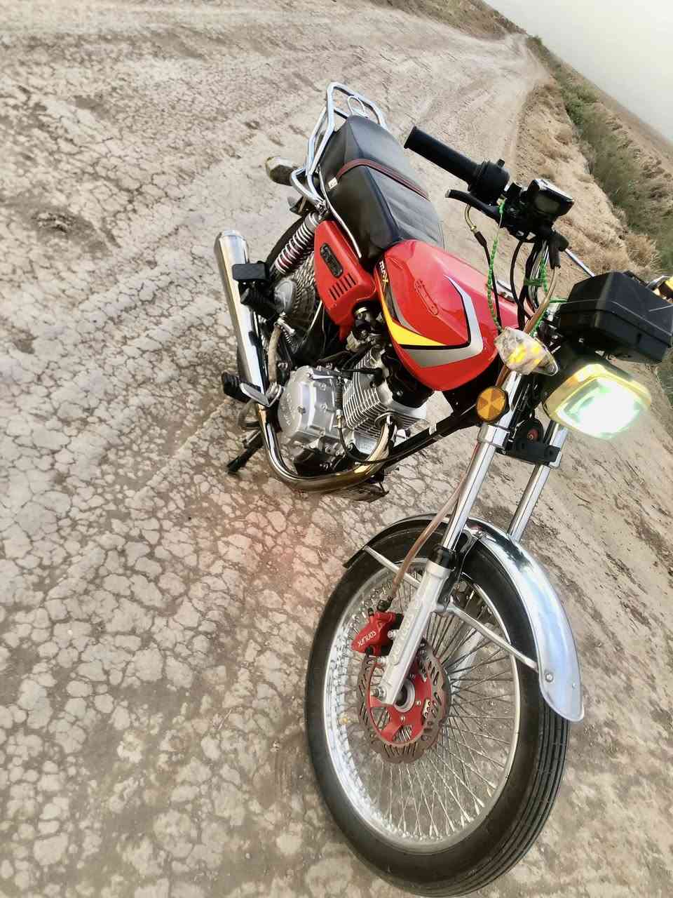 للبيع موديل 24كفاله عامه اوراق سكنر دراجه نضيفه محرك ما ممدود عليه صبانه كهربائيات كله شغاله دراجه ما ذب ربع عليه سعر 550وبيه مجال مكاني صويره ***********
