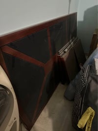 طاولة اجتماعات جلد و خشب اصلية لونها صورها واضحة تكون ل 8 او 10 اشخاص ...