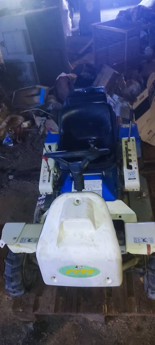 جزازة حشيش وثيل طراز Orec Rabbit RM85B.
الميزات الأساسية: تُعرف هذه الآلة بأنها جزازة عشب ركوبة لجميع التضاريس، مصممة خصيصًا للتعامل مع العشب الطويل والأعشاب والشجيرات في التضاريس الوعرة مثل البساتين ومسارات الغابات.
المواصفات الفنية:
المحرك: تعمل بمحرك كاواساكي (Kawasaki) عادةً، بقوة حوالي 13 أو 14 حصانًا.
نظام القيادة: تتميز بنظام قيادة ميكانيكي يوفر سرعات أمامية وخلفية متعددة، ومجهزة بترس تفاضلي وقفل تفاضلي لتحسين الجر على المنحدرات.
عرض القطع: يبلغ عرض القطع حوالي 85 سم (33 بوصة).
التصميم: تتميز بمركز ثقل منخفض لتوفير الثبات على المنحدرات، ومقعد قابل للتعديل لراحة المشغل حجم المكينه 150 cc الصناعة يابان بدون صندوك ترتيبها بلادي هيج ، السعر 22 ورقه وقابل للتفاوض العنوان البصرة الطويسة .

للستفسار : ***********
