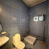 #للايجار_في_السيدية 🏡 🔹 بيت مودرن مؤثث بالكامل  🔹 المساحة: 60 متر  🔹 م...