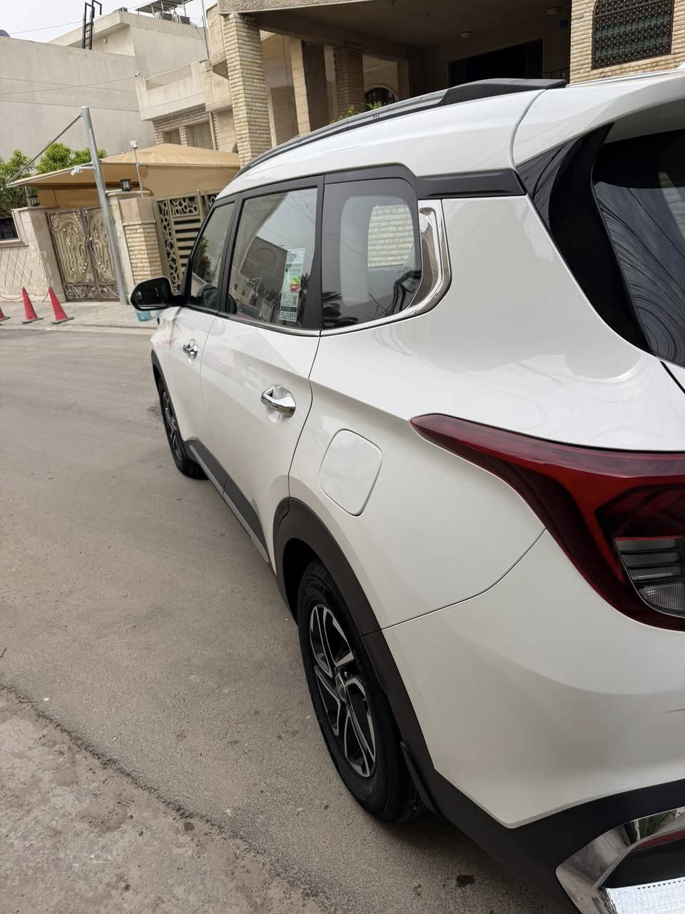 ( اللهم صل على محمد وال محمد )
السلام عليكم كيا كارنز 2025 للبيع (فقط) 
محرك 1500 دبل نوزل 
7 راكب كراسي منفصل 
كامرة خلفي مع حساس امامي وخلفي 
فتحة سقف 
لد نهاري 
كراسي جلد 
بردات خلفية 
تبريد 3 قطع 
ماشية 22 الف كيلو 
رقم بغداد ب اسمي 
بيه فقط البك لايت الخلفي جه السايق مكسور موضح في الصورة
الباقي كله مكفول ان شاءالله 
*********** ابو امير
