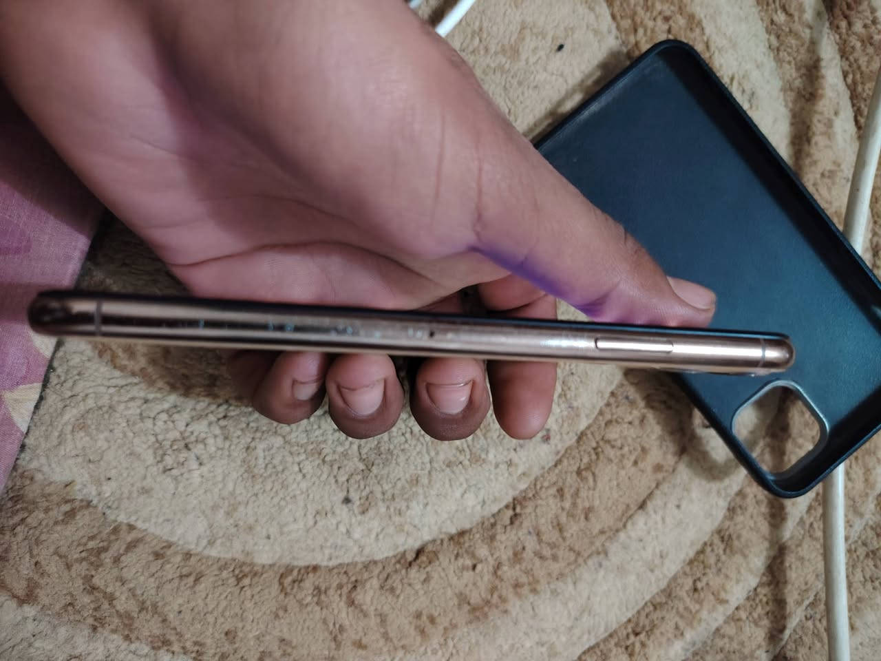 السلام عليكم ايفون 11pro max
256 ذكره 
77 بطاريه
مبدل شاشه اصليه
فيس أيدي شغال
فقط كامره بيه رجه
استفسار خاص ***********
