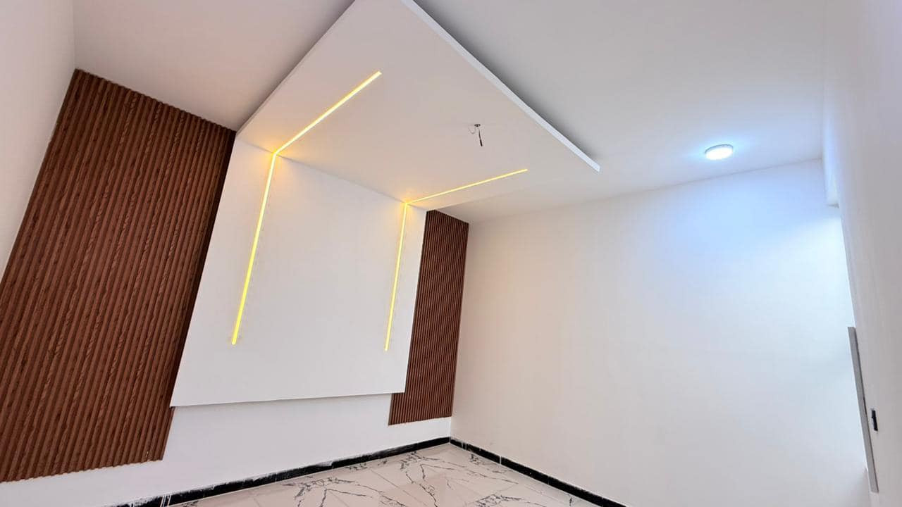 بيت ١٠٠م (٥*٢٠) زراعي سند ٢٥

يحتوي على // غرفه وصاله ومطبخ واستقبال 
وصحيات داخليه وخارجيه ومناور ٢
بناء طابوك اساس وسقف كونكريت  درجى اولى
ديكورات داخليه وخارجيه 
البيت كلش جديد وبناء حديث وجاهز للسكن 
علما ان البيت يقع ع شارع ١٥ 

عنوانه //التقيه الثالثه داخل مجمع الروان 
للاستفسار //خاص 
او الاتصال //***********
