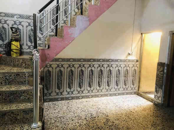 مكتب ولايه علي 

بيت للبيع المساحه 100متر طابو زراعي سند 25مشمول بالتطويب 

أساس وسقف صب كونكريت بنيان بلوك كاشي سيراميك جاهز ماعايز شي 

يحتوي على غرفه وصاله واستقبال ومطبخ وصحيات داخليه وخارجيه وطارمه ومكشوفه 

العنوان شارع المطار القديم قرب مدرسه الجنائن يبعد عن شارع العام 70 متر 

السعر المطلوب 30مليون وبي مجال 

للاستفسار اتصال أو واتس اب 
***********
ابو علي العبدلي
