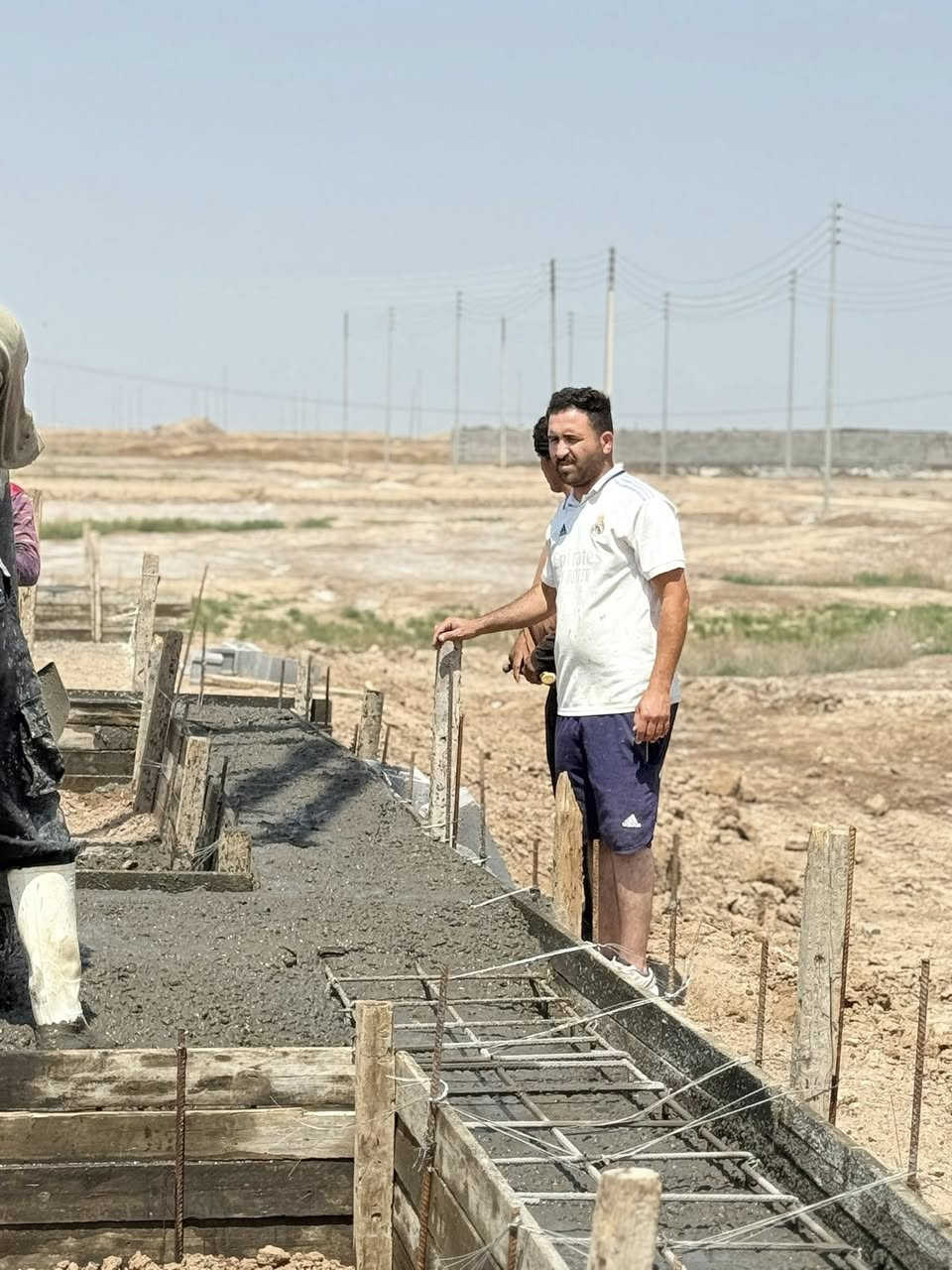 اللهم صل على محمد وآل محمد 

تم بحمدالله صب رباط ارضي شريطي لثلاث منازل عرض 60 ارتفاع 40 في منطقة التنومة للأخوة النجارين احمد وعزيز 
تم الصب بقوة انضغاط C35 حقيقي.  
 
#للصب_المركزي_الجاهز في جميع مناطق البصرة 

                     للتواصل ***********

🔴 اهم مواصفات الكونكريت لدينا:-  

1-جميع المواد ( الحصى والرمل والاسمنت ) مفحوص مختبرياً 

2- الماء المستخدم في الخلط RO وخاضع للفحص .

3- المواد المضافه تكون حسب الطلب ومستورده من اوربا .

4- معاملنا فوول اوتاماتيك .

▪️ الانتاج والاشراف من قبل كادر هندسي من ذوي الخبره

المعمل يحتوي على 5 بم {43,42,36,34,34} ويحتوي على 16 خباطة 

اهلاً وسهلاً بجميع الأخوة المهندسين والمقاولين والنجارين 
أسعار ترضي الجميع ان شاء الله 

حسين المنصوري #للكونكريت_المركزي_الجاهز
مدير التجهيز لشركة بلاد الفهد
 
ونسأل الله التوفيق للجميع يارب ‏
