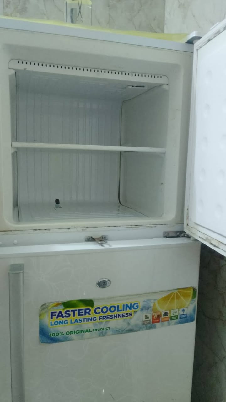 ثلاجة كبيرة الحجم ٩٠٪ نضافتها يمكن يحتاج بس ماطورواتس إب ***********
