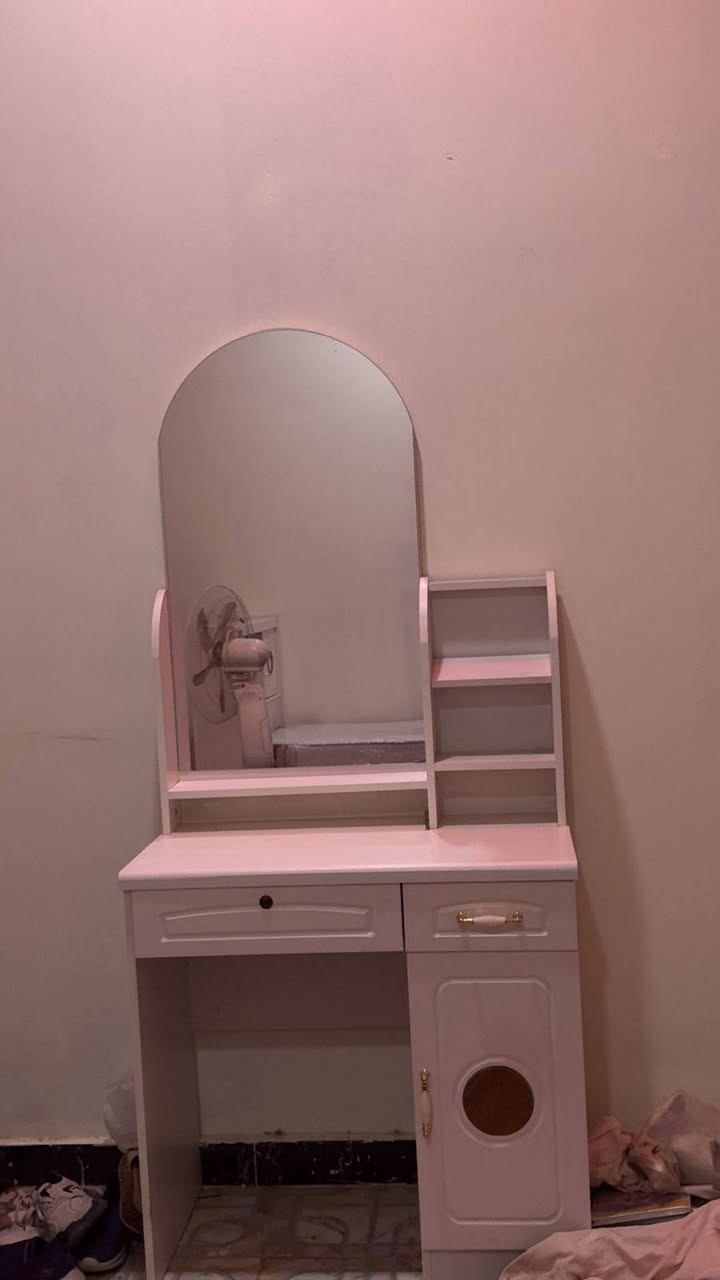 للبيع: غرفة نوم (نفر واحد) جديدة مع دوشك طبي
عرض مميز لغرفة نوم مفرد بتصميم عصري وأنيق، خشب درجة أولى ومتانة عالية، تتضمن:
​سرير + كمدينو + خزانة ملابس.
​دوشك (مرتبة) جديد تماماً ضغط عالي لراحة تامة.
​التفاصيل:
​الحالة: جديدة.
​الموقع: بغداد.
​السعر: 350 ألف دينار.
​للتواصل: ***********
