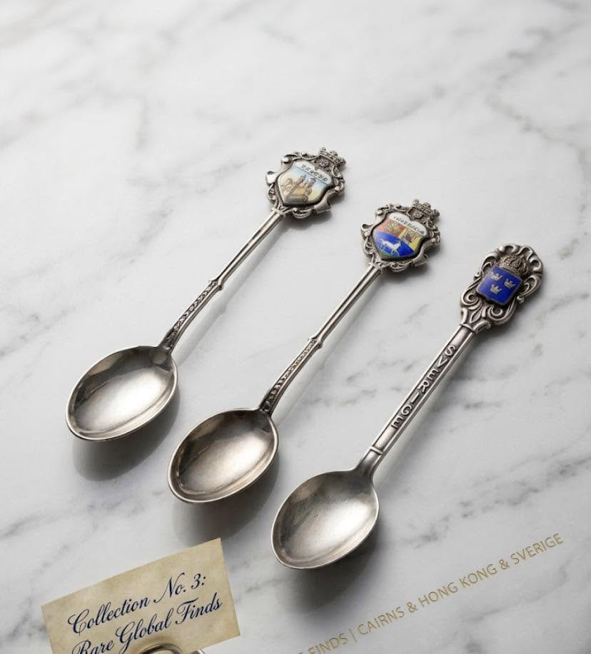 قطع فضية مميزة بتفاصيل محفورة بدقة، تعلوها شعارات مطلية بالمينا (Enamel) الملونة. مثالية لتزيين ركن القهوة الخاص بك، أو كإضافة فاخرة لمجموعتك الثمينة.
للطلب أو الاستفسار عن السعر، ع الخاص يتوفر توصيل لكافة محافظات العراق


**إذا كنت صاحب هذا الإعلان وتريد حذفه لأي سبب، رجاءا أرسل رسالة إلى الدعم الفني**
