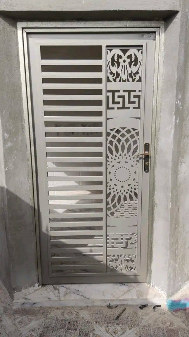 سلام عليكم اي شخص محتاج حداد لكافة أنواع الحدادة يجيك الباب سبع قصور حي اور مدينه الصدر شعب ابو فاطمه الحداد ***********
