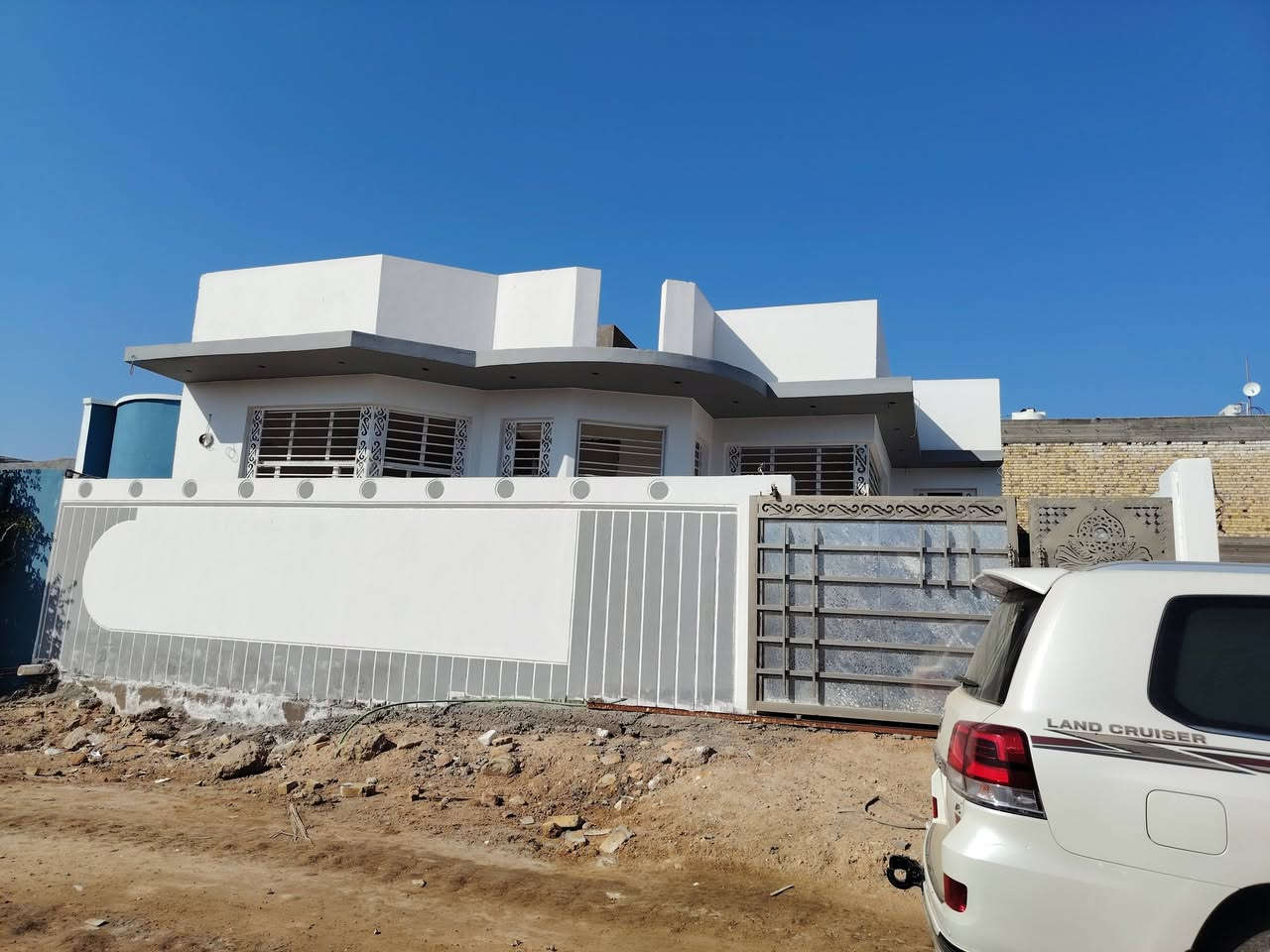 السلام عليكم بيت للبيع حي الثقافي خلف مطعم أيوب شارع البيت رئيس الجامعه قرب جداريه يحتوي على غرفه النوم عدد ٢
وصاله كبيره
ومطبخ بارد وحار عدد ٢
استقبال كبيره
حمامات خارجيه وداخليه
طابق واحد البيت باقي للبيت شي كلش قليل ويكمل يعني فد خمسه مليون ويكمل 
زراعي ملك صرف عثماني بسمي
والمنطقه مشموله بجهد الخدمي بكامل وحاليا جاري العمل فيها مجاري كهرباء ماء تبليط
المساحه 12×20 مجموع 240 متر
السعر ١٤٥ 
الاستفسار ***********
السلام عليكم بيت للبيع حي الثقافي خلف مطعم أيوب شارع البيت رئيس الجامعه قرب جداريه يحتوي على غرفه النوم عدد ٢
