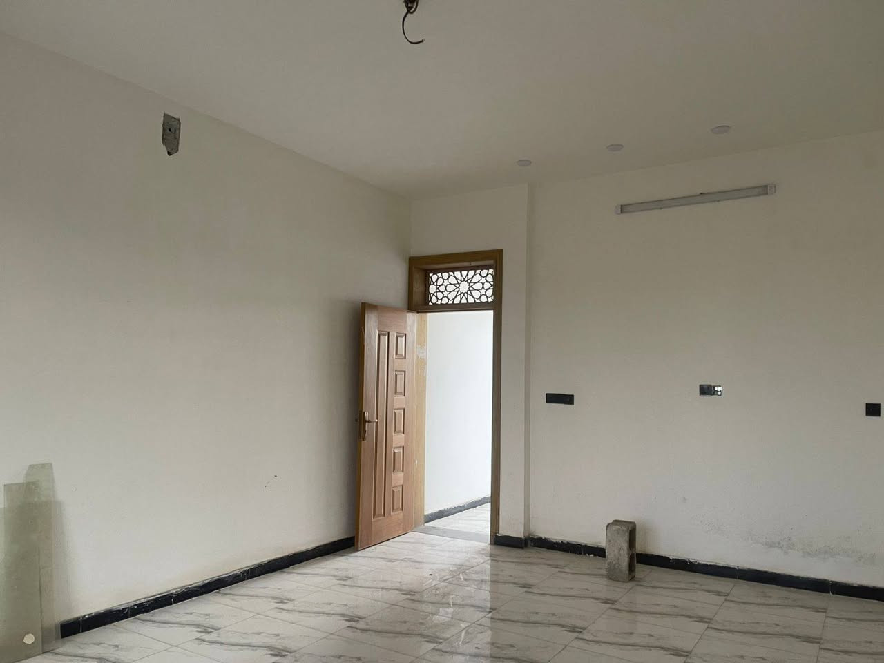 سلام عليكم
دار للبيع مساحه 200متر 
منطقه الدوانم مقابيل اسويب قرب جامع الملك القدوس 
صاله ومطبخ وخدمات وغرف نوم 2 
طابق الثاني غرفه وحده 
٣نوم البيت 
بناء طابوك حديث مثل ما تشوفون صور 
اي ستفسار اتصل بالأرقام بيهن واتساب 
***********
***********
ملاحظة
يوجد قطع اراضي 
مساحه 70متر 
يوجد مساحه 100متر 
مقدمه زينه ترهم حياكم الله
