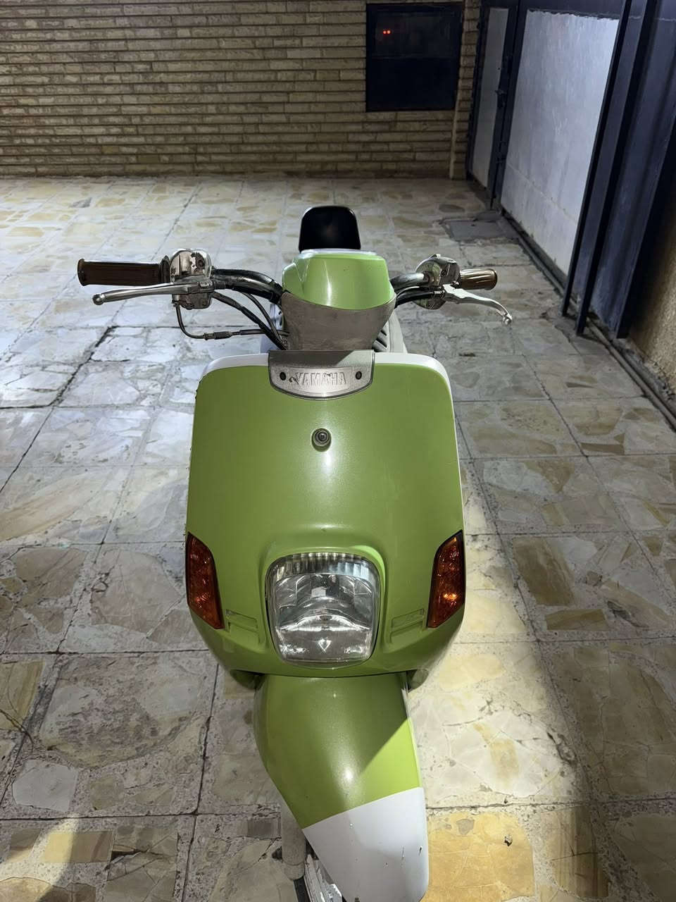 السلام عليكم بوليس لون تفاحي داخل كريمي (مميز) رمبه كفاله مكينه وكفرات مختمها ختم واحد  بيها شخط من الجانب موضح بالصورة الدراجة خير من الله أورقها كامله سعرها ١٥٠٠ وبيها مجال مكاني بغداد الطالبيه وهذا رقمي ***********
