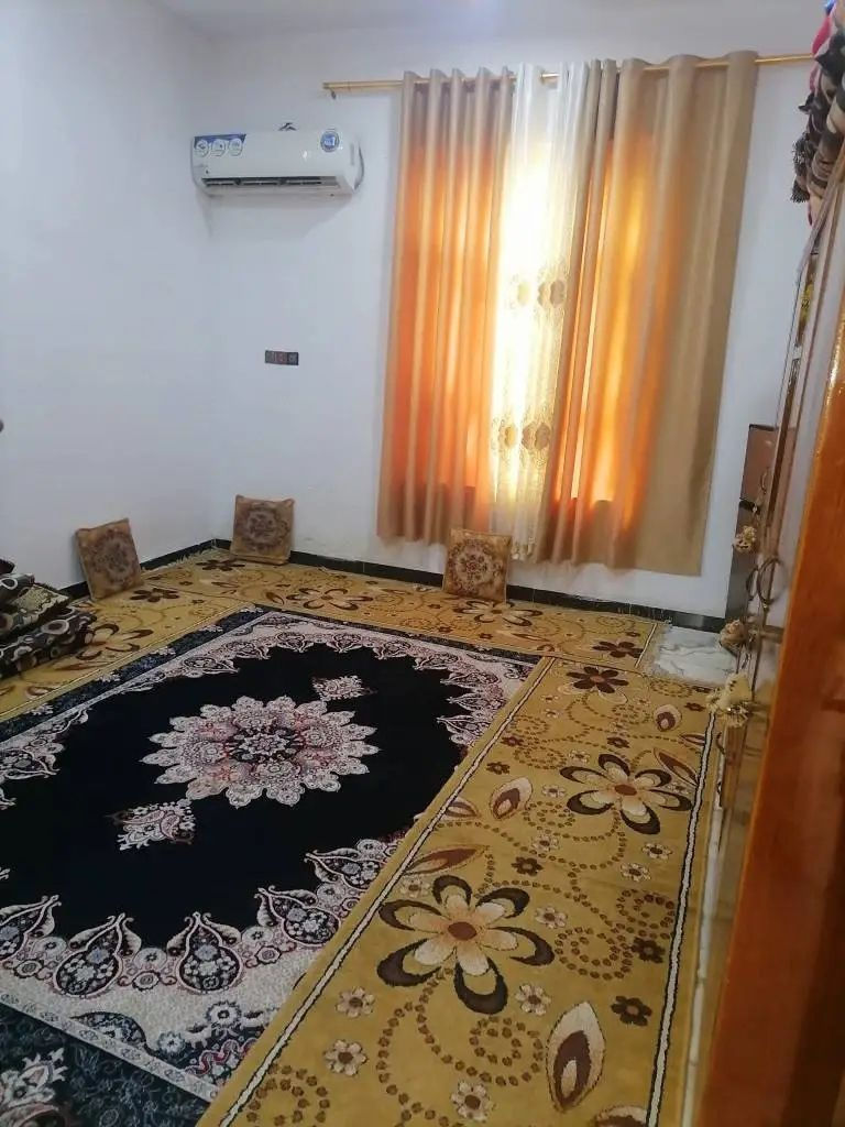 السلام عليكم بيت طابو صرف مساحة ٣٠٠ بناء حديث درجة اولئ خريطة روعة يقع علئ شارع عام رئيسي بداية البيت حديقة وكراج سيارة ومحل وصحيات خارجية ومن ثم مدخل البيت واستقبال كبيرة وهول وصالة كبيرة وغرفتان ومطبخ حار وبارد وصحيات ومناور البيت سعر ١١٠ وبيه مجال *********** فضليه شارع محطه القطار
