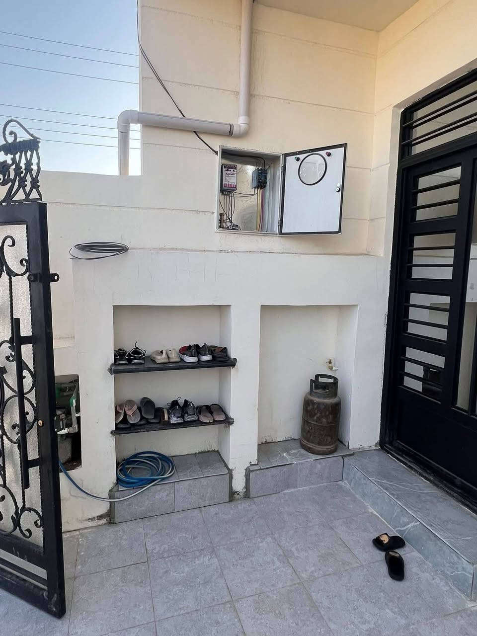 السلام عليكم
بيت ركن على شارعين 12 ونص وعلى حديقة مباشر 
للبيع البيت شبه زيرو وشل البيت شغل جناي
بمنطقة المخابرات 
مساحة الدار 150 متر 
الواجهة 10 ونزال 15
الدار يحتوي على 5 غرف نوم وال 6 غرفة صغيرة بلطابق الثاني يعني مخزن
و3 مجموعات صحية 
وصالة وستقبال عدد 2 وموكد بلصالة الوسطية الي بلطابق الارضي للأستفسار الاتصال ***********
او زيارة مكتب الامين للعقار 
الديوم شارع 60 
مقابل مجمع طيبة 2
